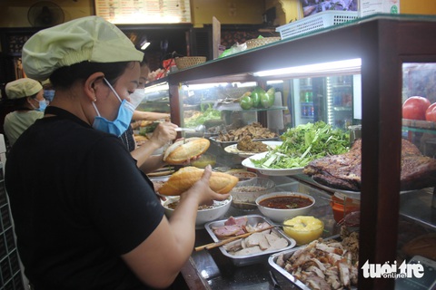 Đến Hội An, tôi sẽ vẫn mua bánh mì Phượng- Ảnh 8. Bánh mì Phượng là thương hiệu ẩm thực nổi tiếng của Hội An mấy chục năm nay - Ảnh: TRƯỜNG TRUNG