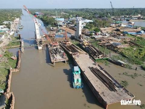Cống ngăn mặn Nguyễn Tấn Thành sẽ được sử dụng vào tháng 7-2024- Ảnh 1. Cống âu Nguyễn Tấn Thành, tỉnh Tiền Giang đã hoàn thành được khoảng 60% khối lượng và có thể ngăn mặn tạm thời khi cần thiết trong mùa khô 2023-2024 - Ảnh: HOÀI THƯƠNG