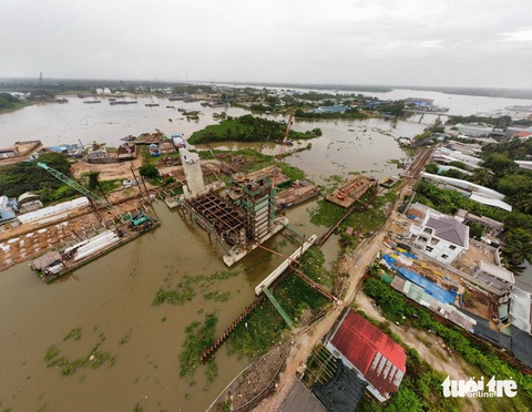 Cống ngăn mặn Nguyễn Tấn Thành sẽ được sử dụng vào tháng 7-2024- Ảnh 2. Đơn vị thi công đang đẩy nhanh tiến độ thi công cống ngăn mặn trên kênh Nguyễn Tấn Thành - Ảnh: HOÀI THƯƠNG