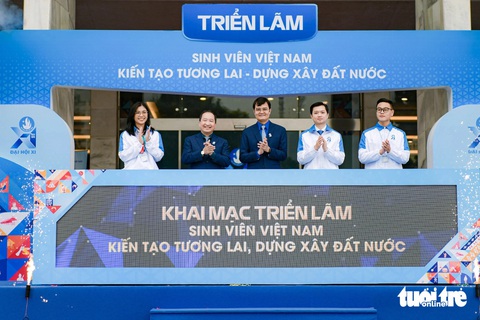 Những bức tường kể chuyện lịch sử Hội Sinh viên Việt Nam- Ảnh 1. Ông Vy Tư Liệu - vụ trưởng Vụ Đoàn thể nhân dân, Ban Dân vận Trung ương, anh Bùi Quang Huy - bí thư thứ nhất Trung ương Đoàn (thứ hai, ba từ trái sang), anh Nguyễn Minh Triết - chủ tịch Trung ương Hội Sinh viên Việt Nam - cùng các đại biểu khai mạc triển lãm - Ảnh: NAM TRẦN