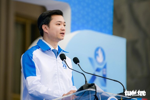 Những bức tường kể chuyện lịch sử Hội Sinh viên Việt Nam- Ảnh 2. Anh Nguyễn Minh Triết, chủ tịch Trung ương Hội Sinh viên Việt Nam, khai mạc triển lãm - Ảnh: NAM TRẦN