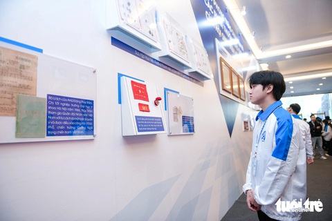Những bức tường kể chuyện lịch sử Hội Sinh viên Việt Nam- Ảnh 3. Đại biểu dự đại hội tham quan bức tranh lịch sử ở triển lãm - Ảnh: NAM TRẦN