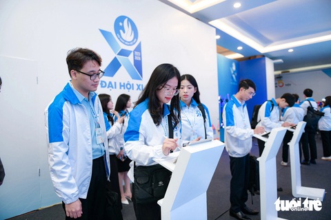 Những bức tường kể chuyện lịch sử Hội Sinh viên Việt Nam- Ảnh 4. Đại biểu tương tác, gửi thông điệp cho đại hội - Ảnh: NAM TRẦN