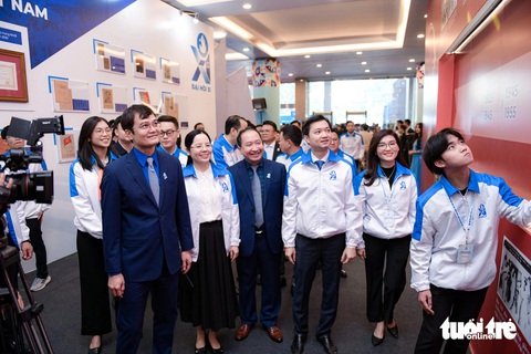 Những bức tường kể chuyện lịch sử Hội Sinh viên Việt Nam- Ảnh 5. Các đại biểu tham quan triển lãm - Ảnh: NAM TRẦN