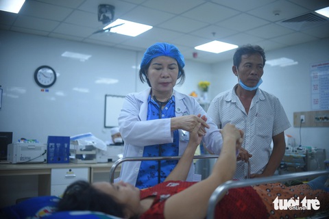 Bác sĩ Bùi Thị Phương Anh - trưởng khoa hồi sức cấp cứu, Bệnh viện Bình Định khám bệnh cho bà Lan - mẹ bé Ca - Ảnh: LÂM THIÊN Bác sĩ Bùi Thị Phương Anh - trưởng khoa hồi sức cấp cứu, Bệnh viện Bình Định - khám cho bà Phạm Thị Lan - mẹ của bé gái hiếu thảo - Ảnh: LÂM THIÊN