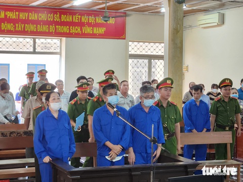 Phạt bà Mười Tường thêm 19 năm tù vì trốn thuế và rửa tiền- Ảnh 1. Bị cáo Nguyễn Thị Kim Hạnh (bìa trái) và các đồng phạm tại tòa chiều 18-12 - Ảnh: BỬU ĐẤU