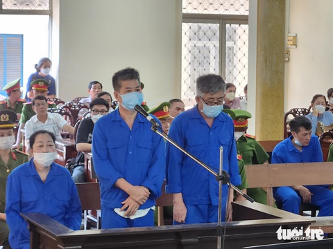 Phạt bà Mười Tường thêm 19 năm tù vì trốn thuế và rửa tiền- Ảnh 2. Bị cáo Nguyễn Văn Võ và Nguyễn Văn Sang là cựu cán bộ công an nhưng đã tiếp tay cho trùm buôn lậu Mười Tường trốn thuế và rửa tiền - Ảnh: BỬU ĐẤU