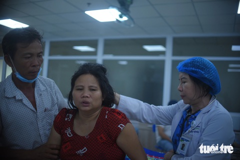 Hiện tại, các bác sĩ đã hút dịch từ khối áp xe ra khỏi đầu bà Lan và bà đã không còn bị đau nhức đầu - Ảnh: LÂM THIÊN Các bác sĩ đã hút dịch từ khối áp xe ra khỏi đầu bà Lan - Ảnh: LÂM THIÊN