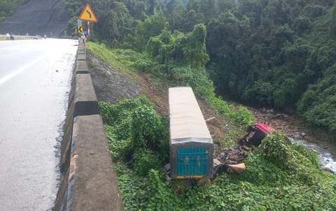 Xe đầu kéo rơi xuống vực trên cao tốc La Sơn - Hòa Liên- Ảnh 1. Xe đầu kéo biển số Lào kéo theo rơ moóc chạy trên tuyến La Sơn - Hòa Liên rơi xuống vực - Ảnh: T.BÌNH