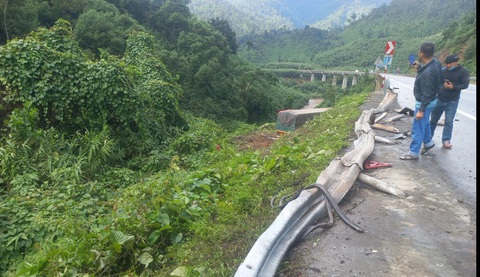 Xe đầu kéo rơi xuống vực trên cao tốc La Sơn - Hòa Liên- Ảnh 2. Đoạn hộ lan mềm bị hư hỏng sau khi xe đâm vào - Ảnh: T.BÌNH