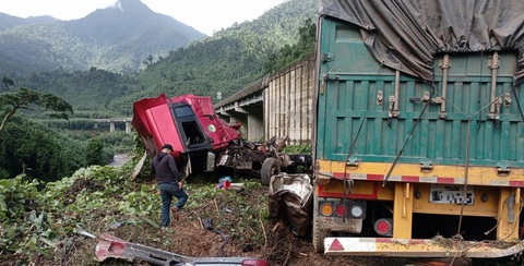 Xe đầu kéo rơi xuống vực trên cao tốc La Sơn - Hòa Liên- Ảnh 3. Vụ tai nạn không gây ra ách tắc giao thông, tuy nhiên xe gặp nạn bị hư hỏng nặng - Ảnh: T.BÌNH