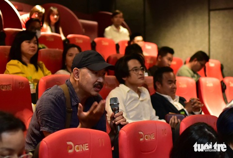 Hà Anh Tuấn hát bằng nỗi đau nhưng người nghe cười thanh thản, vậy là hạnh phúc- Ảnh 3. Đạo diễn Bùi Thạc chuyên chia sẻ cảm nhận tại buổi ra mắt phim - Ảnh: T.T.D.