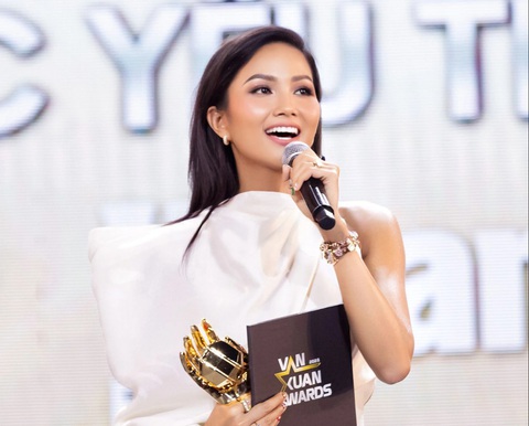 H'Hen Niê hạnh phúc khi nhận giải thưởng “Đại sứ quảng cáo được yêu thích năm 2023 H'Hen Niê hạnh phúc khi nhận giải thưởng “Đại sứ quảng cáo được yêu thích năm 2023