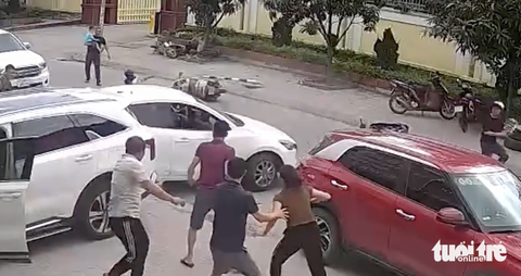 Tài xế nữ lùi ô tô tông loạn xạ nhiều xe trên phố- Ảnh 1. Xe máy nằm ngổn ngang. Nhiều người hốt hoảng bỏ chạy khi chiếc ô tô gây tai nạn mất kiểm soát - Ảnh: TÂM PHẠM