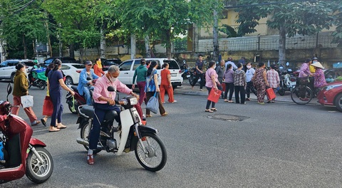 Treo bảng bán thịt dê, bên trong bán... hàng nghi đa cấp- Ảnh 3. Nhiều người tham gia hội nghị chạy ra ngoài khi thấy tổ công tác đến kiểm tra - Ảnh: MINH CHIẾN