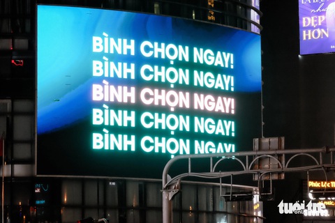 Màn hình LED quảng cáo chói lóa trên đường phố TP.HCM khiến người dân hoa mắt- Ảnh 2. Những màn hình LED quảng cáo cỡ lớn như thế này thường được đặt tại giao điểm giữa các tuyến đường lớn trên địa bàn TP.HCM