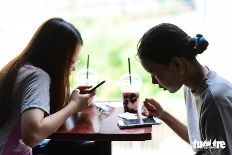 Đông đảo người dùng Việt dễ dãi khiến thông tin cá nhân dễ bị thu thập, mua bán phục vụ các hành vi lừa đảo - Ảnh: QUANG ĐỊNH Đông đảo người dùng Việt dễ dãi khiến thông tin cá nhân dễ bị thu thập, mua bán phục vụ các hành vi lừa đảo - Ảnh: QUANG ĐỊNH