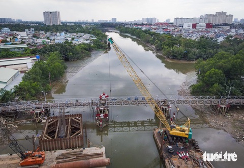 Tháo dỡ cầu sắt Rạch Đỉa nối quận 7, Nhà Bè để làm cầu mới- Ảnh 1. Cây cầu sắt Rạch Đỉa (kết nối huyện Nhà Bè và quận 7) có tuổi thọ hơn 50 năm hiện đang được tháo dỡ để xây cầu mới - Ảnh: CHÂU TUẤN