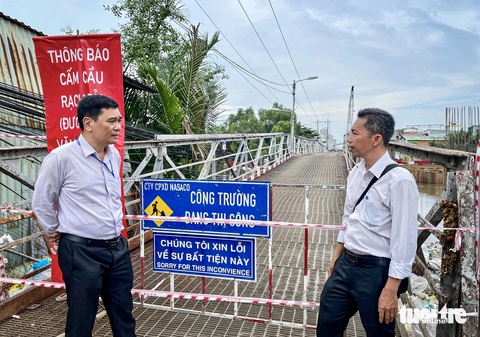 Tháo dỡ cầu sắt Rạch Đỉa nối quận 7, Nhà Bè để làm cầu mới- Ảnh 3. Dự án xây dựng cầu Rạch Đỉa mới được UBND TP.HCM phê duyệt từ năm 2001, điều chỉnh năm 2017 và bắt đầu làm từ tháng 7-2023. Trong ảnh là đoàn Sở Giao thông vận tải TP.HCM đến kiểm tra tình hình giao thông quanh dự án xây dựng cầu Rạch Đỉa chiều 13-12 - Ảnh: CHÂU TUẤN