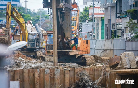 Tháo dỡ cầu sắt Rạch Đỉa nối quận 7, Nhà Bè để làm cầu mới- Ảnh 7. Một tốp công nhân khác đang đóng cọc nhồi để xây dựng cầu Rạch Đỉa mới - Ảnh: CHÂU TUẤN