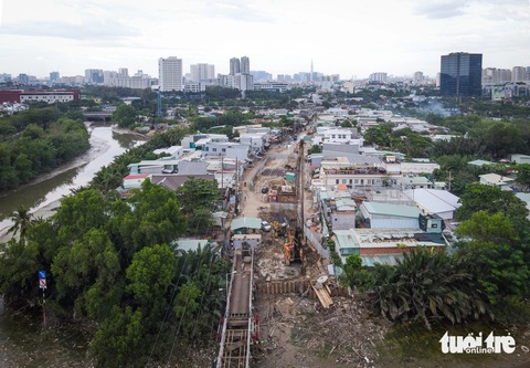 Tháo dỡ cầu sắt Rạch Đỉa nối quận 7, Nhà Bè để làm cầu mới- Ảnh 8. Về tiến độ công tác bồi thường, hỗ trợ, tái định cư, theo chủ đầu tư, phía quận 7 đã chi trả và vận động 50/50 hộ bàn giao mặt bằng xây dựng cầu (hoàn thành toàn bộ 100% tháng 9) - Ảnh: LÊ PHAN