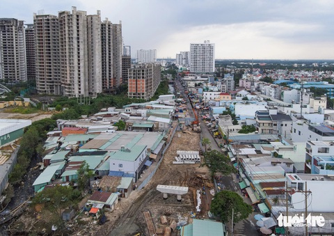 Tháo dỡ cầu sắt Rạch Đỉa nối quận 7, Nhà Bè để làm cầu mới- Ảnh 9. Phía huyện Nhà Bè cũng đã chi trả và vận động 46/46 hộ bàn giao mặt bằng (hoàn thành toàn bộ 100% tháng 9) - Ảnh: CHÂU TUẤN