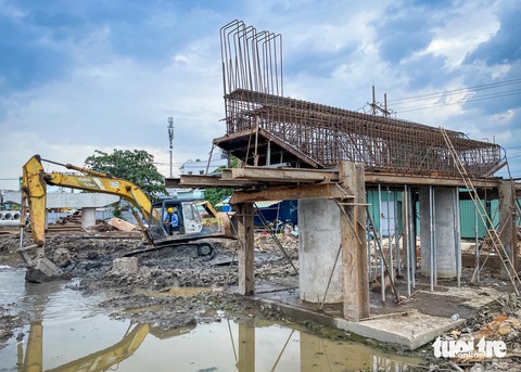 Tháo dỡ cầu sắt Rạch Đỉa nối quận 7, Nhà Bè để làm cầu mới- Ảnh 10. Hiện nay đơn vị xây dựng đang làm song song việc tháo cầu cũ và làm cầu mới (dài gần 318m, rộng hơn 10m, tổng mức đầu tư hơn 512 tỉ đồng) - Ảnh: LÊ PHAN
