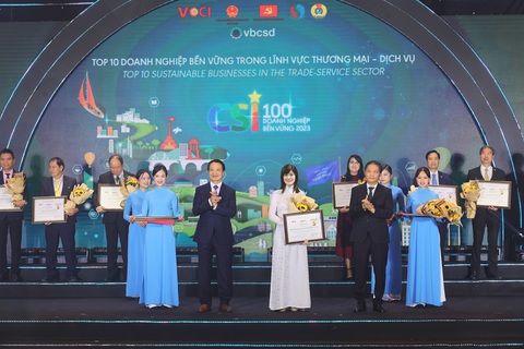 BIDV được vinh danh Top 10 doanh nghiệp bền vững- Ảnh 1. Bà Phạm Thị Vân Khánh - Giám đốc Ban Khách hàng doanh nghiệp, đại diện BIDV nhận giải thưởng - Ảnh: CTV