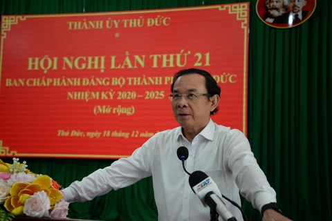 Bí thư Nguyễn Văn Nên: Hạ tầng TP Thủ Đức dang dở, người đứng đầu phải tìm cách tháo gỡ- Ảnh 1. Bí thư Nguyễn Văn Nên phát biểu tại Hội nghị Thành ủy TP Thủ Đức - Ảnh: TIẾN LONG
