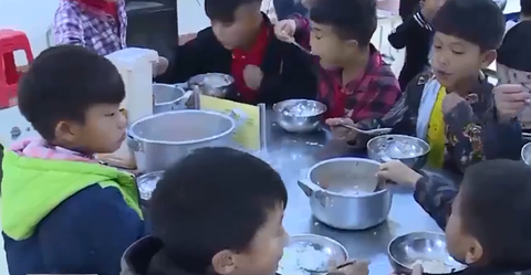 Học sinh tiểu học ăn sáng mì gói chan cơm: Làm rõ ngay, 'đòi' lại công bằng cho bữa ăn các con!- Ảnh 1. Phản ánh về các bữa ăn bán trú cho học sinh là hình ảnh có thật tại Trường phổ thông dân tộc bán trú tiểu học Hoàng Thu Phố 1 - Ảnh: VTV24
