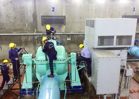 Năm 2024, người dân TP.HCM xài 100.000 đồng nước sạch, phải đóng thêm phí 25.000 đồng- Ảnh 1. Năm 2024, người dân TP.HCM đóng 25% phí thoát nước, xử lý nước thải trên tổng hóa đơn nước sạch (chưa bao gồm thuế VAT) - Ảnh: ĐÌNH BÍCH
