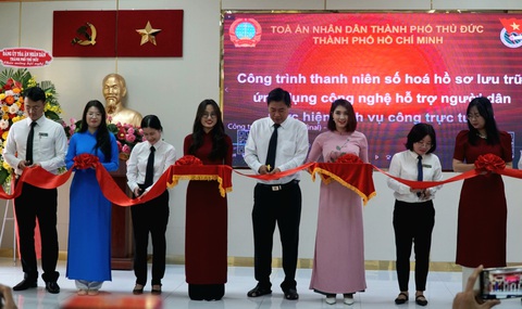 Số hóa 108.000 văn bản, chỉ mất vài phút để trích lục bản án, quyết định tại Tòa án TP Thủ Đức- Ảnh 1. Lãnh đạo Tòa án nhân dân TP Thủ Đức cắt băng khánh thành công trình thanh niên số hóa hồ sơ lưu trữ - Ảnh: ĐAN THUẦN