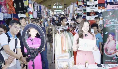 Theo thống kê mới nhất của nền tảng TikTok, trong 77 phiên livestream tại chợ Bến Thành trong năm ngày (từ ngày 11 đến tối 15-12), đã có hơn 18.200 đơn hàng được bán - Ảnh: PHƯƠNG QUYÊN TikTok cho biết sẽ tổ chức nhiều hoạt động hỗ trợ đào tạo, tư vấn cho các nhà bán hàng trên TikTok - Ảnh: PHƯƠNG QUYÊN