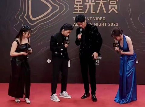 Đang nói chuyện ngon lành, Cung Tuấn loay hoay tìm đồ bị rơi. Thậm chí, phía studio của nam diễn viên cũng đăng tin tìm giúp đồ thất lạc Đang nói chuyện ngon lành, Cung Tuấn loay hoay tìm đồ bị rơi. Thậm chí, phía studio của nam diễn viên cũng đăng tin tìm giúp đồ thất lạc