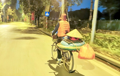 Hà Nội đêm rét, cụ ông xin thêm suất cơm mang về cho vợ- Ảnh 1. Hà Nội đêm rét, cụ ông xin thêm suất cơm mang về cho vợ- Ảnh 1.