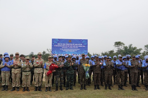 Lực lượng Việt Nam, Ấn Độ trình diễn ứng phó tình huống gìn giữ hòa bình Liên Hiệp Quốc- Ảnh 3. Thượng tướng Phùng Sĩ Tấn - phó tổng tham mưu trưởng Quân đội nhân dân Việt Nam - tặng hoa chúc mừng các lực lượng hoàn thành nhiệm vụ diễn tập - Ảnh: THỤY DU