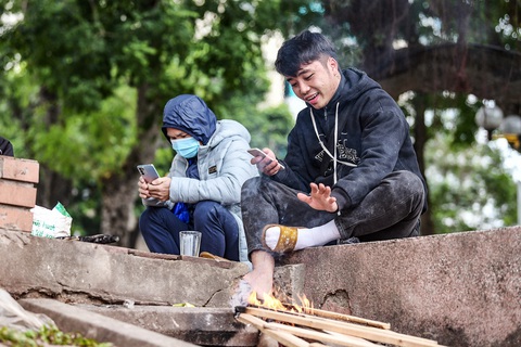 Hà Nội rét đậm, người dân chú ý giữ ấm khi thời tiết trở lạnh - Ảnh: NAM TRẦN Do ảnh hưởng của không khí lạnh, từ đêm nay miền Bắc chuyển rét - Ảnh: NAM TRẦN