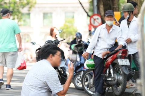 Nhiều người hút thuốc lá khu vực bưu điện TP.HCM - Ảnh: TỰ TRUNG Nhiều người hút thuốc lá khu vực bưu điện TP.HCM - Ảnh: TỰ TRUNG