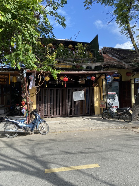 Nhiều khách bị ngộ độc khởi kiện bánh mì Phượng Hội An ra tòa- Ảnh 4. Cảnh vắng lặng ở tiệm bánh mì Phượng sáng 18-12 - Ảnh: B.D.