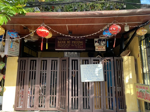 Nhiều khách bị ngộ độc khởi kiện bánh mì Phượng Hội An ra tòa- Ảnh 1. Bánh mì Phượng Hội An đóng cửa sau một ngày mở cửa
