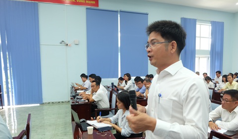 TP Thủ Đức: 200 dự án chưa bàn giao hạ tầng, dân kêu ca nhưng chưa cách nào giải quyết- Ảnh 1. Giám đốc Trung tâm Phát triển hạ tầng TP Thủ Đức Lưu Văn Tấn đề xuất cơ chế tiếp nhận sớm đường trong các khu đô thị tỉ đô ở TP Thủ Đức - Ảnh: TIẾN LONG