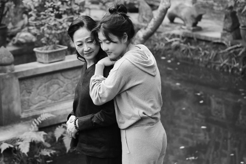 Diễn viên Như Quỳnh và diễn viên Judy Song (người Hàn Quốc) trong phim "Bạch hồ điệp" - Ảnh: ĐPCC Diễn viên Như Quỳnh và diễn viên Judy Song (người Hàn Quốc) trong phim "Bạch hồ điệp" - Ảnh: ĐPCC