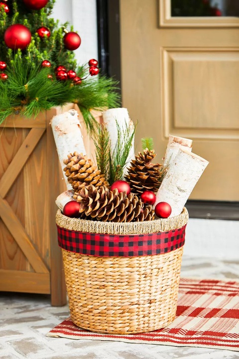 Làm nhanh góc Giáng sinh xinh xắn với đồ trang trí tự làm- Ảnh 6. Một chiếc giỏ mây cũ cũng mang đầy không khí Giáng sinh cho góc nhà - Ảnh: BHG