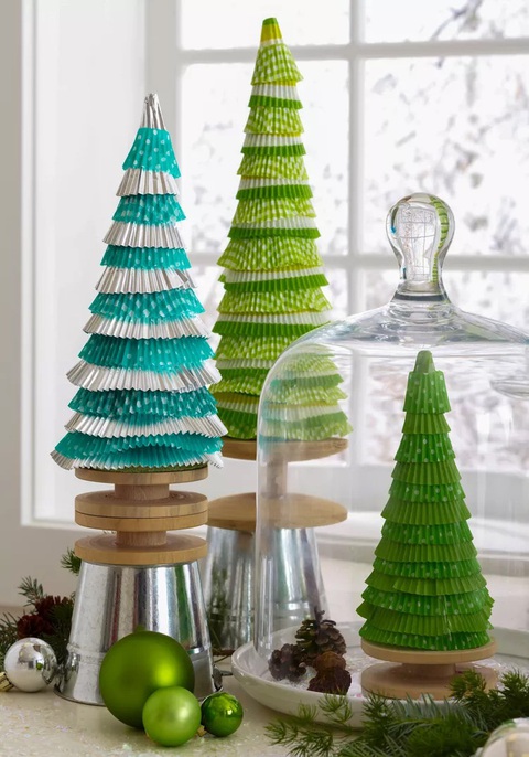 Làm nhanh góc Giáng sinh xinh xắn với đồ trang trí tự làm- Ảnh 12. Những cây thông Noel đầy màu sắc làm bằng cốc nướng - Ảnh: BHG
