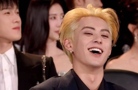 Nụ cười của Vương Hạc Đệ dưới sân khấu khi Mạnh Tử Kỳ đang run sợ trên sân khấu đã khiến nhiều người dở khóc dở cười Nụ cười của Vương Hạc Đệ dưới sân khấu khi Mạnh Tử Nghĩa đang run sợ trên sân khấu đã khiến nhiều người dở khóc dở cười