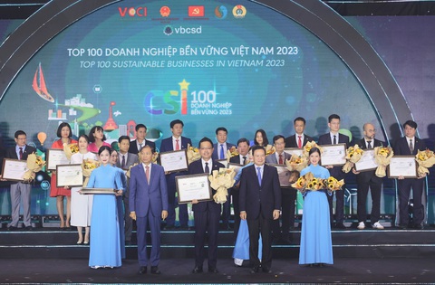 Acecook Việt Nam được vinh danh Top 100 doanh nghiệp phát triển bền vững năm 2023- Ảnh 2. Ông Shimada Shigeru – Chánh Văn Phòng Tổng Giám Đốc của Acecook Việt Nam nhận giải