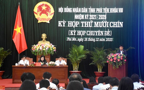 Ông Lê Tấn Hổ - phó chủ tịch thường trực UBND tỉnh Phú Yên - trình bày tờ trình về đầu tư dự án đường bộ ven biển tỉnh Phú Yên tại kỳ họp HĐND tỉnh sáng 18-12 - Ảnh: DUY THANH Ông Lê Tấn Hổ - phó chủ tịch thường trực UBND tỉnh Phú Yên - trình bày tờ trình về đầu tư dự án đường bộ ven biển tỉnh Phú Yên tại kỳ họp HĐND tỉnh sáng 18-12 - Ảnh: DUY THANH