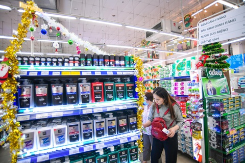 Nhiều mặt hàng được giảm giá trong mùa Giáng sinh cuối năm thu hút nhiều bạn trẻ mua sắm - Ảnh: QUANG ĐỊNH Nhiều mặt hàng được giảm giá trong mùa Giáng sinh cuối năm thu hút nhiều bạn trẻ mua sắm - Ảnh: QUANG ĐỊNH