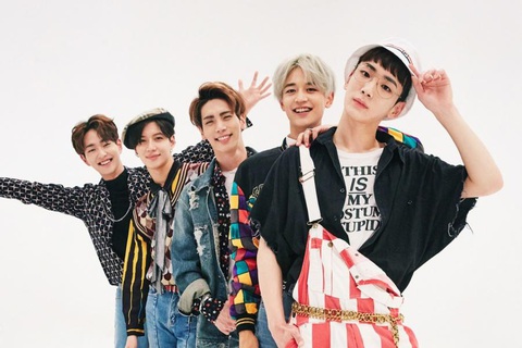 Jonghyun (giữa) cùng các thành viên SHINee Jonghyun (giữa) cùng các thành viên SHINee