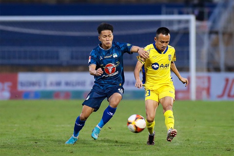 Cầu thủ Hoàng Anh Gia Lai già hơn đối thủ, sao cứ thua HLV Kiatisak lại nói do đội mình còn trẻ?- Ảnh 1. LPBank Hoàng Anh Gia Lai (trái) trong trận thua Sông Lam Nghệ An 0-1 - Ảnh: VPF
